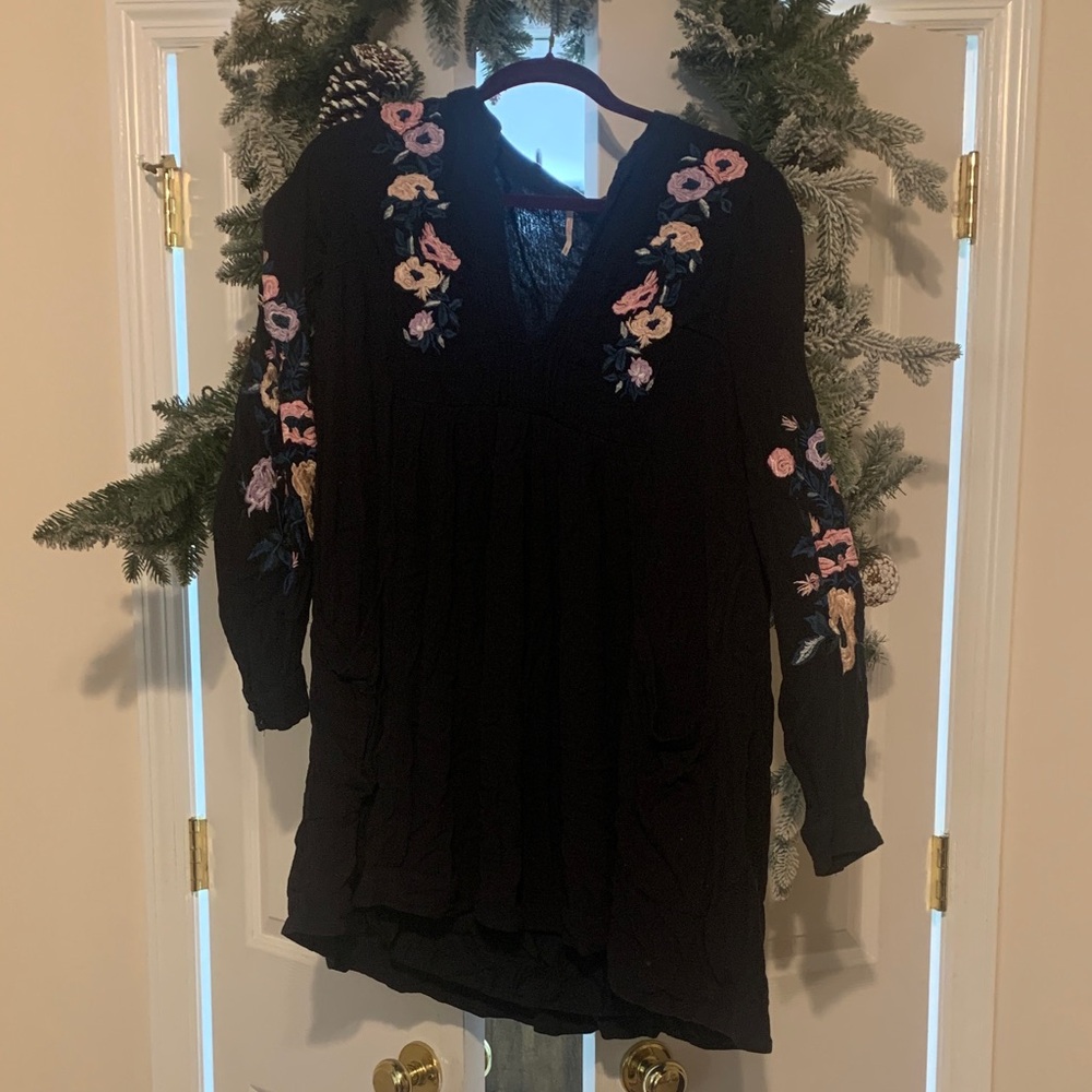 Black Floral Embroidered Dress FREE PEOPLE (MEDIUM)